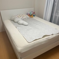 IKEAのクイーンサイズのベッドフレームあげます。