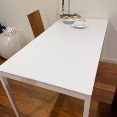 真っ白なダイニングテーブル