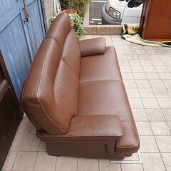 人気のkarimoku(カリモク家具)より本革を使用したZT86 2人掛けソファーです！ハイバックタイプのゆったりとしたシートの2Pソファ。上品なデザインのレザーラブソファーです♪CG326
