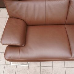 人気のkarimoku(カリモク家具)より本革を使用したZT86 2人掛けソファーです！ハイバックタイプのゆったりとしたシートの2Pソファ。上品なデザインのレザーラブソファーです♪CG326