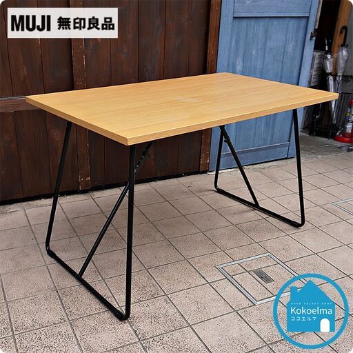 無印良品(MUJI)の人気のオーク材 折り畳みテーブルです！ナチュラルな雰囲気のフォールディングテーブルはダイニングやちょっとした作業台、事務机などでも活躍します。北欧風やインダストリアルな空間に。CG332