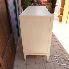 アメリカの HICKORY CHAIR(ヒッコリーチェア)のARTISAN CURVED FRONT CHESTです！全面が湾曲したフォルムとクラシカルなチェストは洗練された印象に♪IDC大塚家具CG401