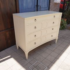 アメリカの HICKORY CHAIR(ヒッコリーチェア)のARTISAN CURVED FRONT CHESTです！全面が湾曲したフォルムとクラシカルなチェストは洗練された印象に♪IDC大塚家具CG401