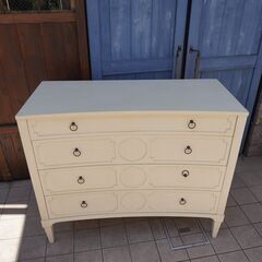 アメリカの HICKORY CHAIR(ヒッコリーチェア)のARTISAN CURVED FRONT CHESTです！全面が湾曲したフォルムとクラシカルなチェストは洗練された印象に♪IDC大塚家具CG401