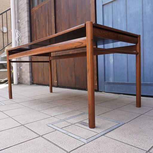 Ole Wanscher(オーレ・ヴァンシャー)デザインのRosewood Flip-top Coffee tableです！ローズウッドの木目が美しいモダンな雰囲気のリバーシブルコーヒーテーブル♪CG403