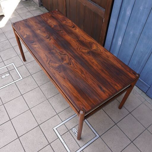 Ole Wanscher(オーレ・ヴァンシャー)デザインのRosewood Flip-top Coffee tableです！ローズウッドの木目が美しいモダンな雰囲気のリバーシブルコーヒーテーブル♪CG403