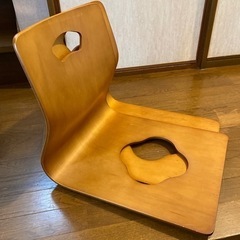 旅館にあるような木製座椅子