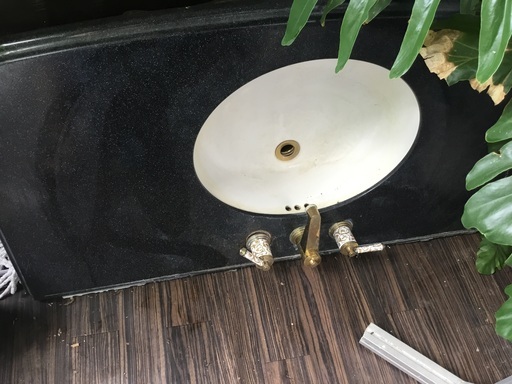 洗面台　黒　足ゴールド