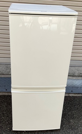 【RKGRE-954】特価！シャープ/137L 2ドア冷凍冷蔵庫/どっちもドア/SJ-D14B-W/中古品/2015年製/当社より近隣無料配達！