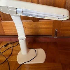 白い電気スタンド　可動品