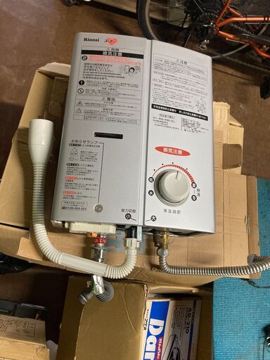 ☆中古￥6,000！【会員価格￥6,000】Rinnai　給湯器　家電　都市ガス　RUS-V560(SL)型　【BH013】