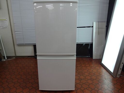 ID 044241　冷蔵庫　2ドア　シャープ　137L　２０１５年製　SJ-D14A-W
