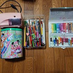 電動鉛筆削り、色鉛筆、鉛筆、くれよん…
