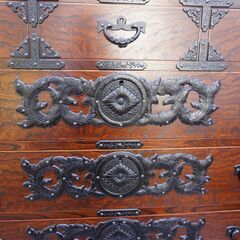 岩手の伝統工芸家具、岩谷堂箪笥の欅材を使用した漆塗り昇り箪笥/ハイチェストです。南部鉄器がアクセントの整理タンス。収納力もありどこかモダンな印象の和箪笥です。CG407