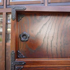 岩手の伝統工芸家具、岩谷堂箪笥の欅材を使用した漆塗り昇り箪笥/ハイチェストです。南部鉄器がアクセントの整理タンス。収納力もありどこかモダンな印象の和箪笥です。CG407