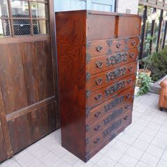 岩手の伝統工芸家具、岩谷堂箪笥の欅材を使用した漆塗り昇り箪笥/ハイチェストです。南部鉄器がアクセントの整理タンス。収納力もありどこかモダンな印象の和箪笥です。CG407