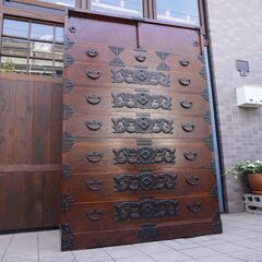 岩手の伝統工芸家具、岩谷堂箪笥の欅材を使用した漆塗り昇り箪笥/ハイチェストです。南部鉄器がアクセントの整理タンス。収納力もありどこかモダンな印象の和箪笥です。CG407