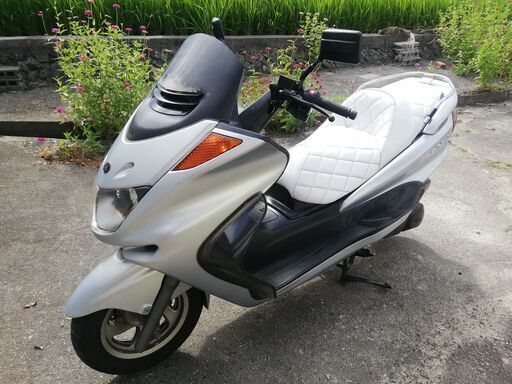 ヤマハのマジェスティ250 レッグシールド付きで綺麗な色合いです。
