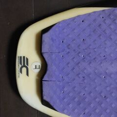 初心者にも人気のDHDショート、浮力十分、小波でもテイクオフ速いです！  ニットケース（穴あり）もお付けします。