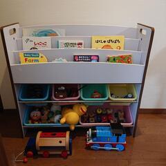 おもちゃ棚と本おもちゃのセット