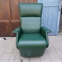 デンマークのBERG Furniture(ベルグファニチャー)電動リクライニングチェアです。熟練した職人技と最新の人間工学で作りだされた美しく快適な究極のパーソナルチェア。CH105