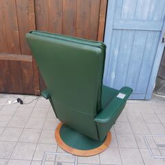 デンマークのBERG Furniture(ベルグファニチャー)電動リクライニングチェアです。熟練した職人技と最新の人間工学で作りだされた美しく快適な究極のパーソナルチェア。CH105