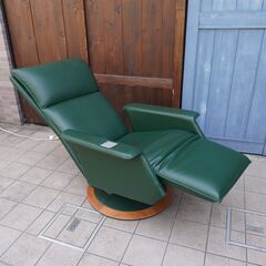 デンマークのBERG Furniture(ベルグファニチャー)電動リクライニングチェアです。熟練した職人技と最新の人間工学で作りだされた美しく快適な究極のパーソナルチェア。CH105