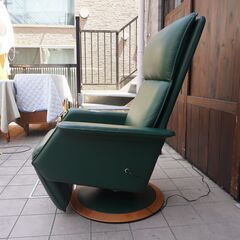 デンマークのBERG Furniture(ベルグファニチャー)電動リクライニングチェアです。熟練した職人技と最新の人間工学で作りだされた美しく快適な究極のパーソナルチェア。CH105