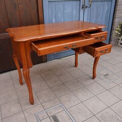 アンティーク調の猫脚がエレガントなデスクです。クラシックなデザイン