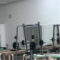 125kgまで、1人で安全にトレーニングできるスミスマシン