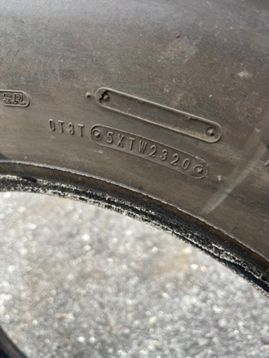 大型トラック　ダンプ　11r22.5 16pr 中古美品
