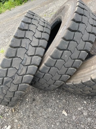 大型トラック　ダンプ　11r22.5 16pr 中古美品
