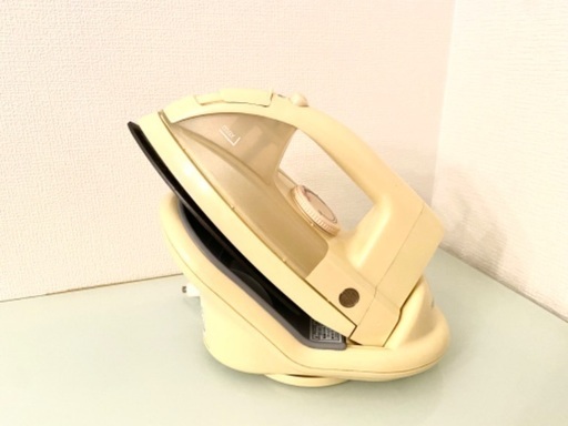 スチームアイロン HITACHI(日立)  イエロー⭐︎ 家電 洗濯