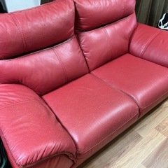 赤のソファー