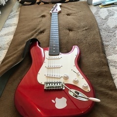 セルダーの赤のストラトエレキギターです。