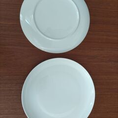 シンプルな白い皿2枚