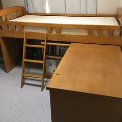 組立式のロフトベッド、マットレス、机、本棚を5000円で。子ども...