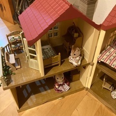 シルバニアファミリー二階建てと家具,人形多数付き