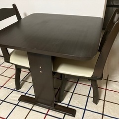 ダイニングテーブル　椅子×2セット