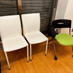 ニトリオットマン　白い椅子2   丸い椅子　緑の椅子