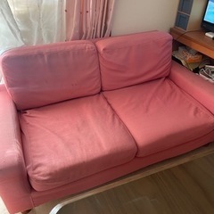 ピンクの可愛いソファ–