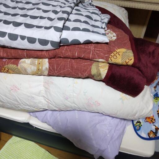こたつ布団 羽布団 掛布とん シーツ一枚 トイレのマット ディズニー開封したけど使用していません ヨッシィー 有佐の家具の中古あげます 譲ります ジモティーで不用品の処分