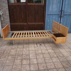 北欧デンマークの家具メーカーGETAMA（ゲタマ）社よりHans.J.Wegner（ハンス.J.ウェグナー）デザインのセミシングルベッドです。ナイトテーブル付きでインテリアを上質な空間に♪CH119