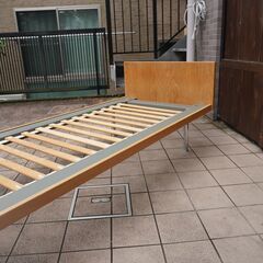 北欧デンマークの家具メーカーGETAMA（ゲタマ）社よりHans.J.Wegner（ハンス.J.ウェグナー）デザインのセミシングルベッドです。ナイトテーブル付きでインテリアを上質な空間に♪CH119