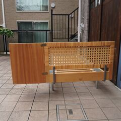 北欧デンマークの家具メーカーGETAMA（ゲタマ）社よりHans.J.Wegner（ハンス.J.ウェグナー）デザインのセミシングルベッドです。ナイトテーブル付きでインテリアを上質な空間に♪CH119