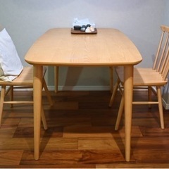 木製テーブルの画像