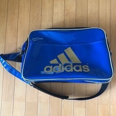 adidasのスポーツバッグ