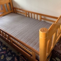 木製シングルベッドとマット