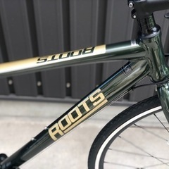 新車☆軽量アルミフレーム クロスバイク シマノ外装21段変速 ルーツ