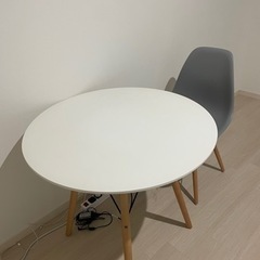 円形テーブルと椅子